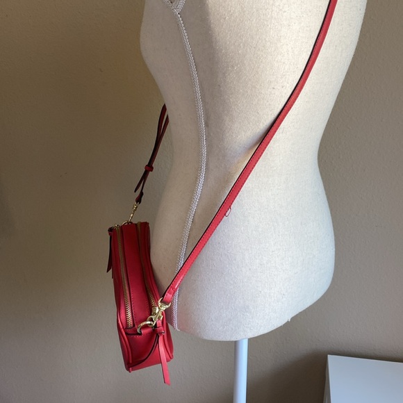 Red crossbody camera bag from Italy, faux leather - Picture 5 of 14